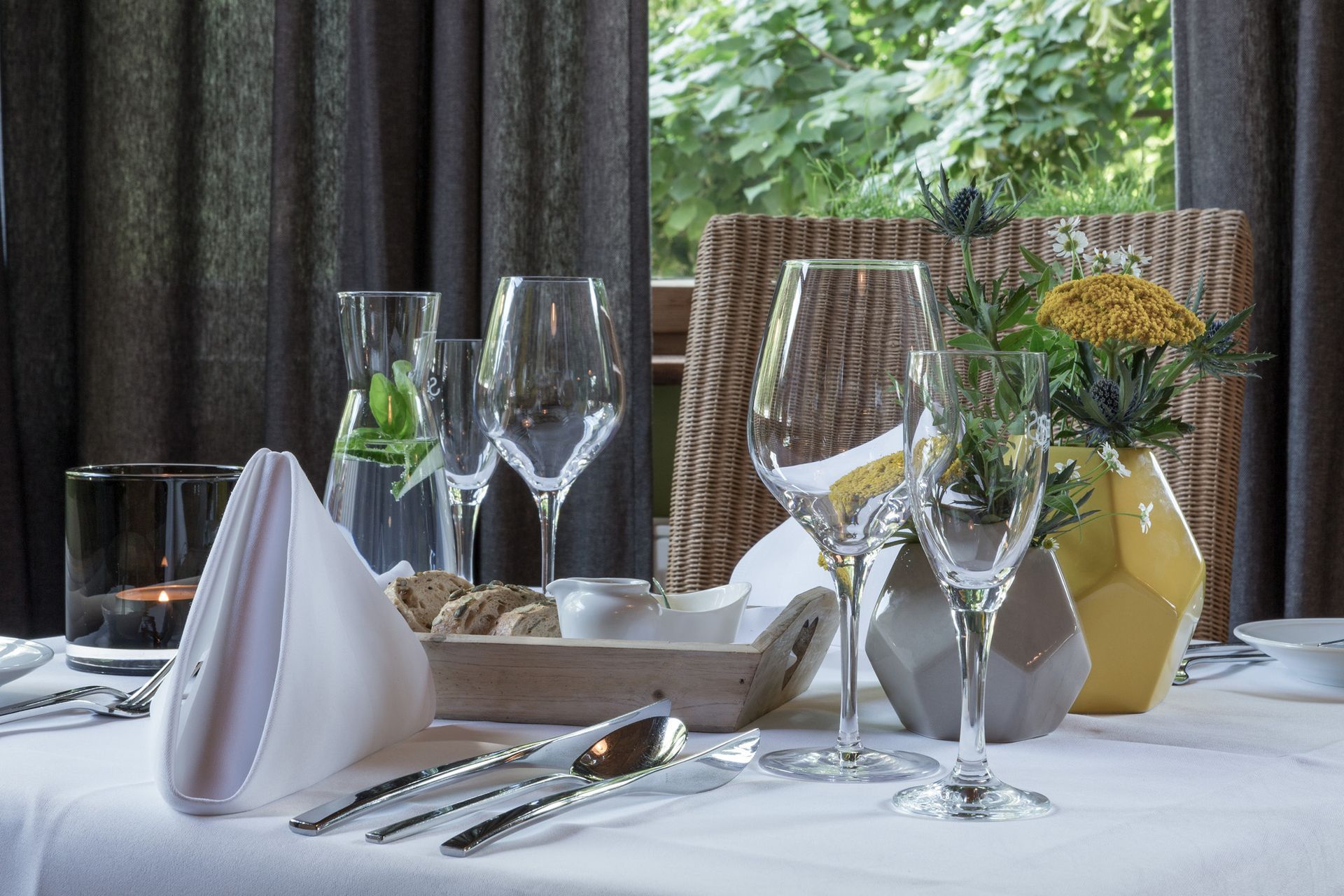 Ein für eine Mahlzeit gedeckter Tisch mit Weingläsern und Besteck