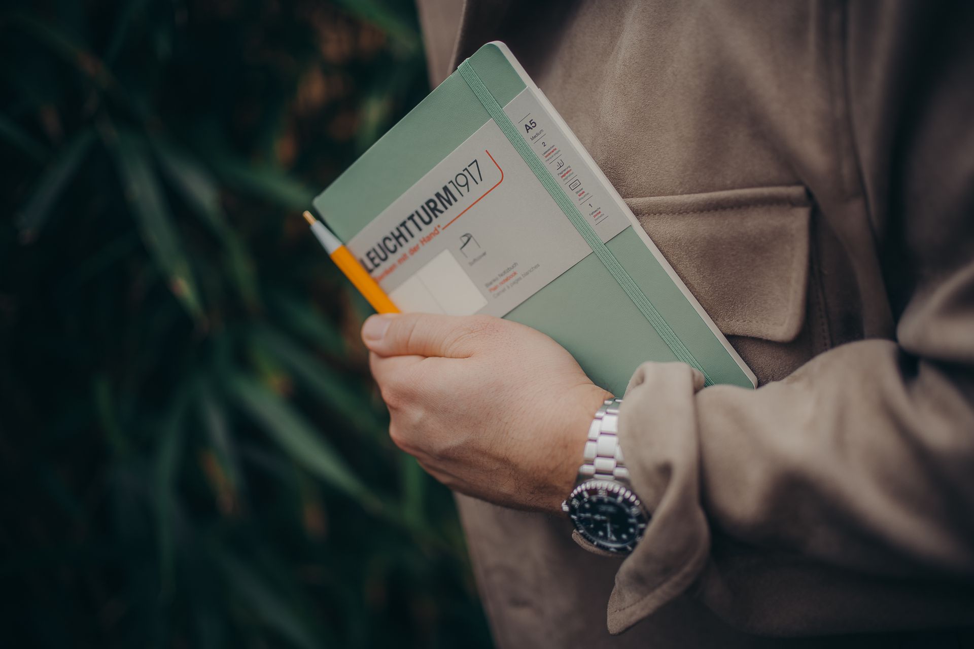 Ein Mann mit Notizbuch und Drehgriffel von Leuchtturm 1917