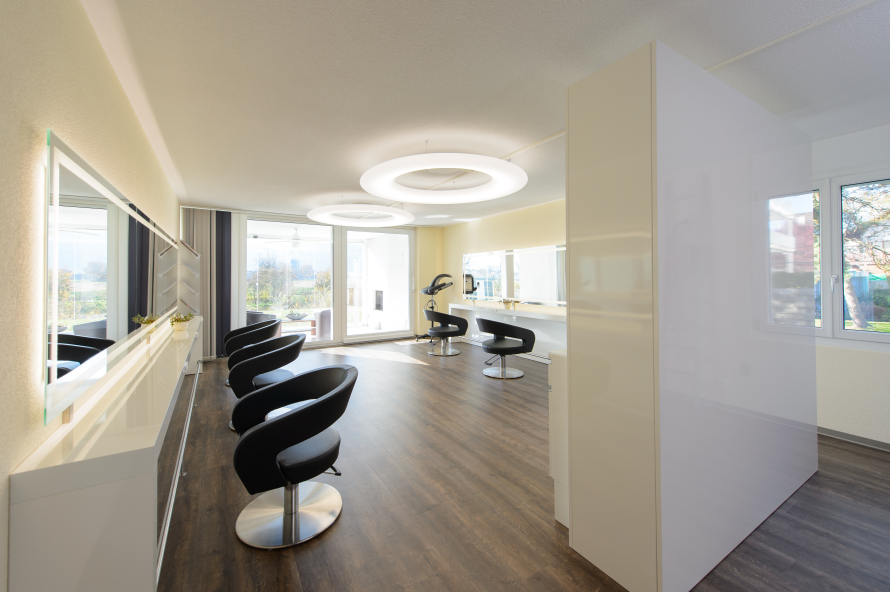 Ein Friseursalon mit vielen Stühlen und Spiegeln. Foto von Coiffure Sunshine