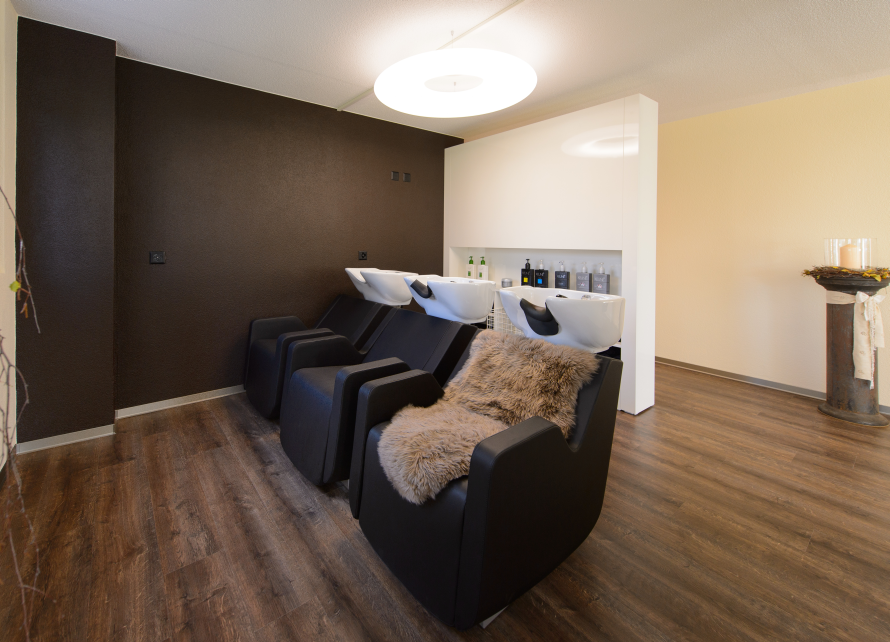 Zwei Stühle und zwei Waschbecken im Friseursalon. Foto von Coiffure Sunshine