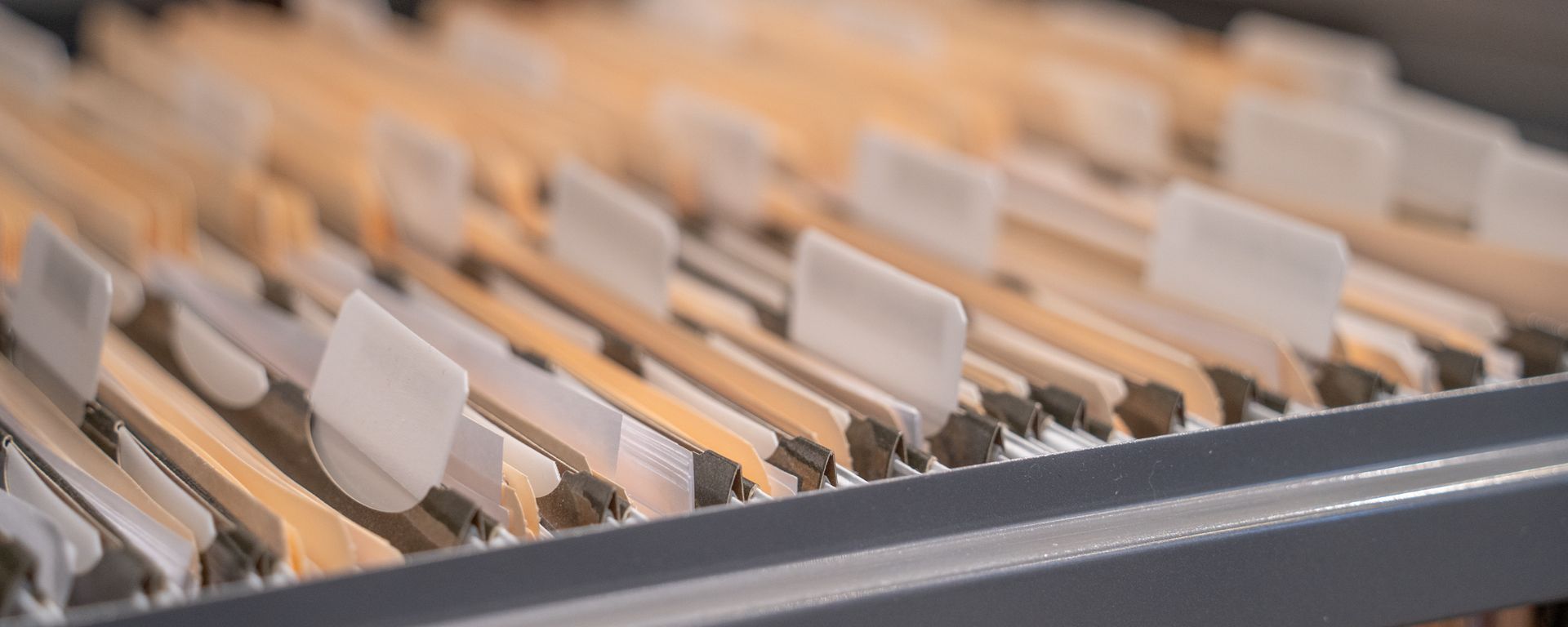 Gros plan sur des dossiers dans un tiroir, montrant les onglets.