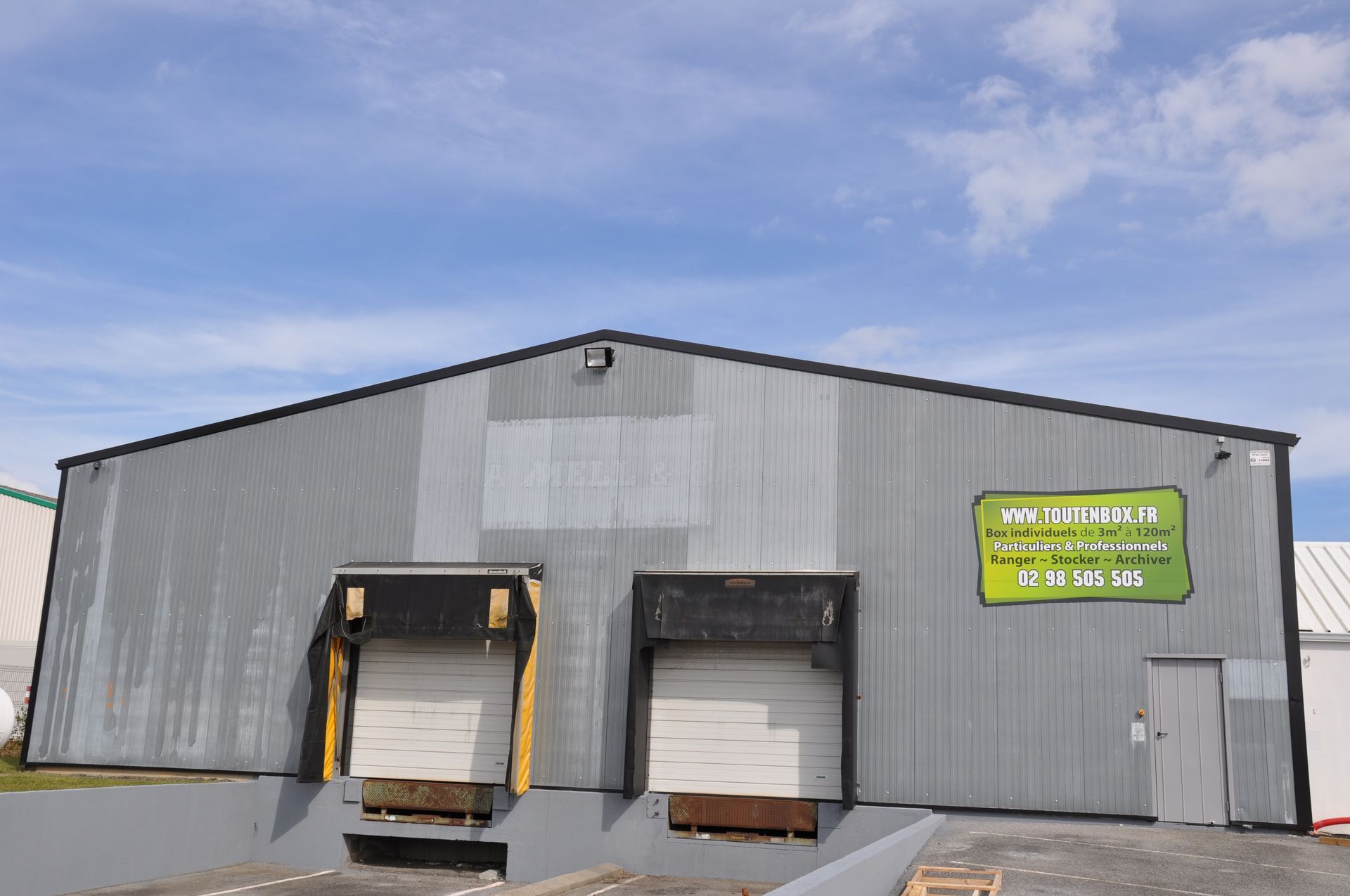 Des étagères remplies de boîtes en carton, chacune contenant des boîtes blanches, étiquetées et rangées.