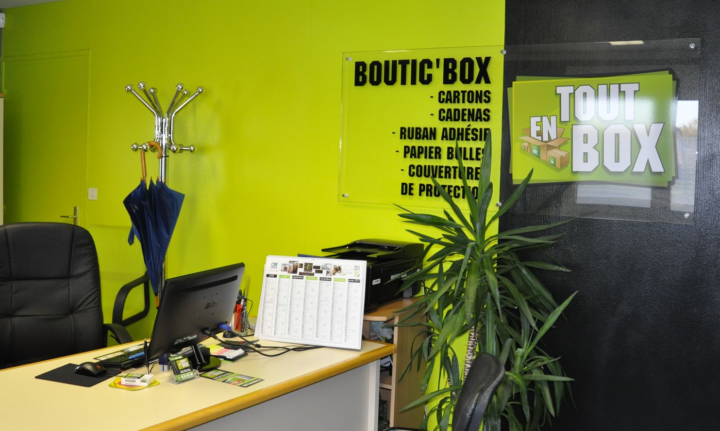 Main tenant une carte de sécurité noire près d'un lecteur sur une surface métallique, probablement pour le contrôle d'accès.