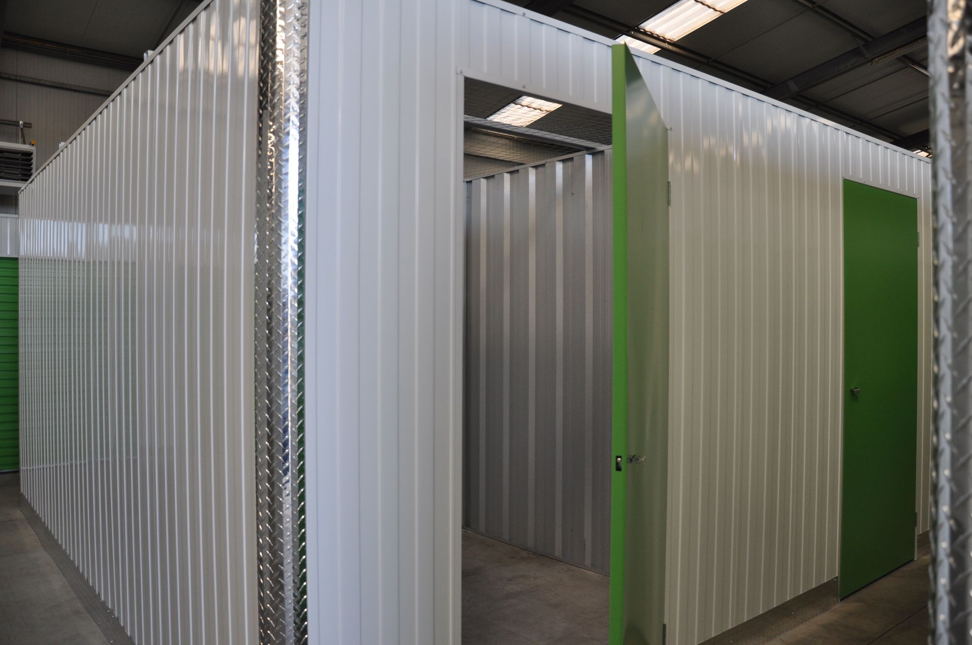 Plan d'un entrepôt sur un mur blanc. Les box verts sont à gauche. Le panneau indique Plan de situation.