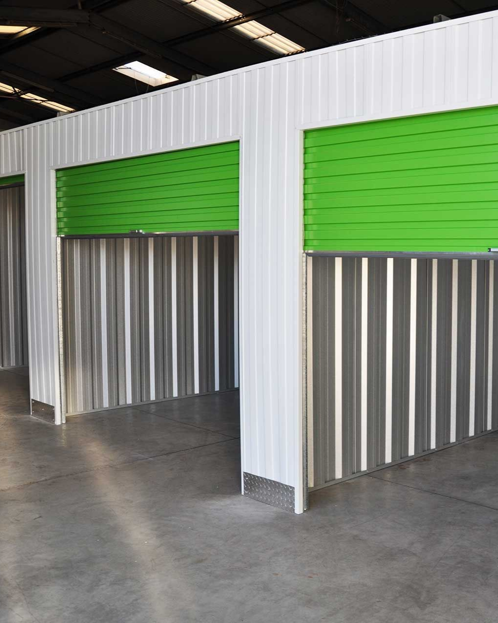 Main tenant une carte de sécurité noire près d'un lecteur sur une surface métallique, probablement pour le contrôle d'accès.