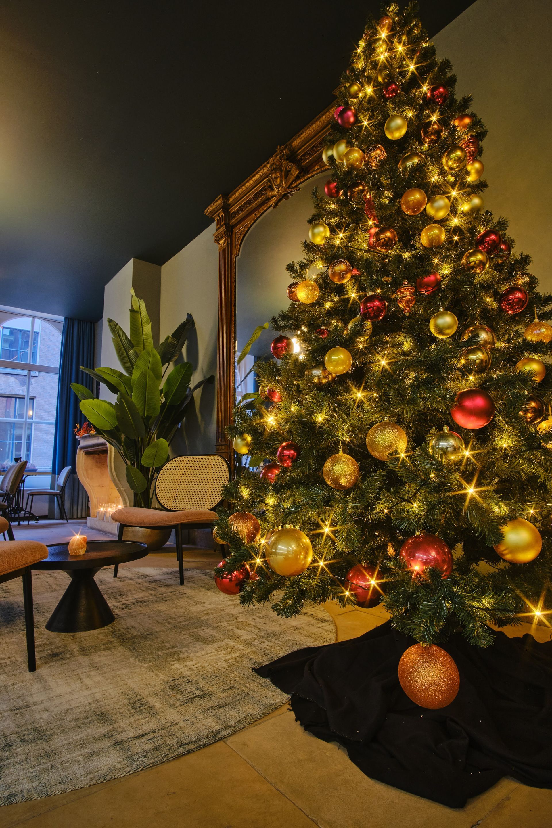 Kerstboom in de lounge van Hotel Halbert in Groningen, die zorgt voor een sfeervolle kerstsfeer.