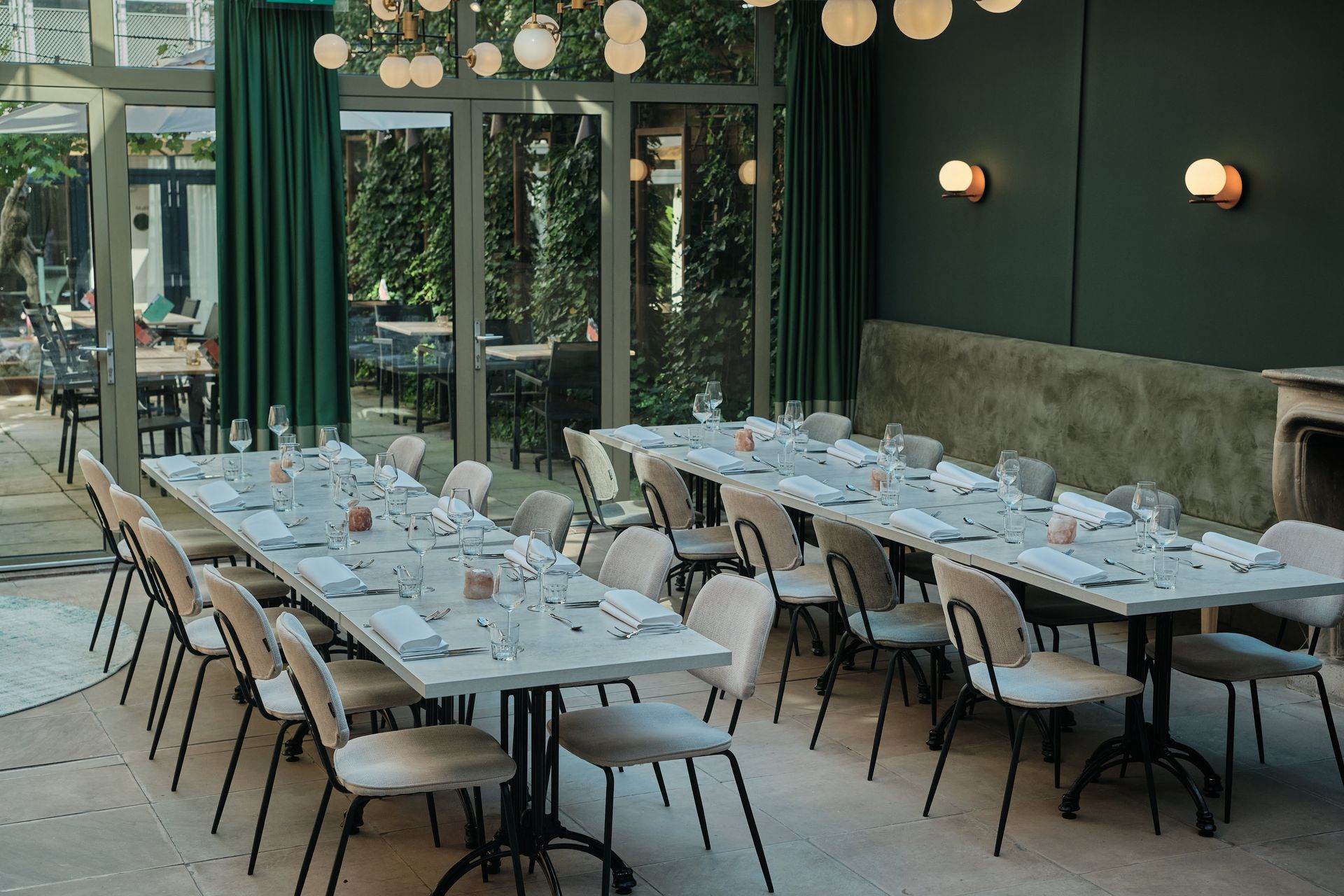 Een restaurant met tafels en stoelen die klaar staan ​​voor een etentje.