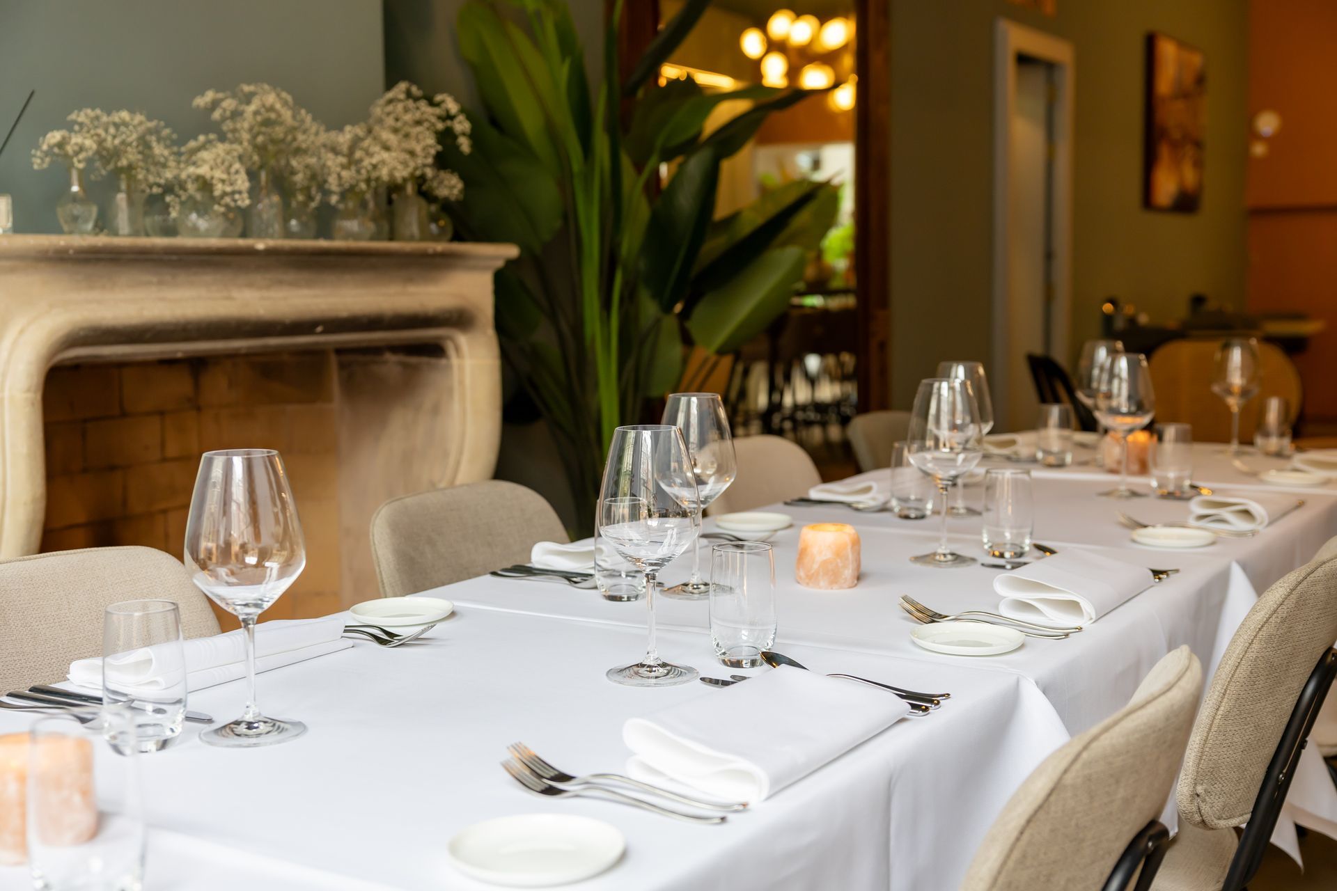 Een lange tafel gedekt voor een etentje in een restaurant.