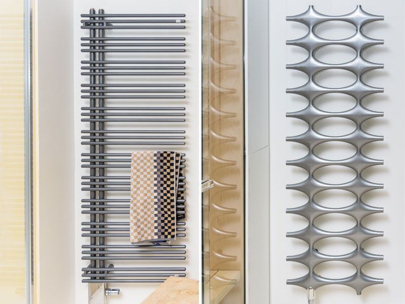 Ausstellung verschiedener Designheizkörper und Handtuchheizungen für Bad und Wohnbereich.