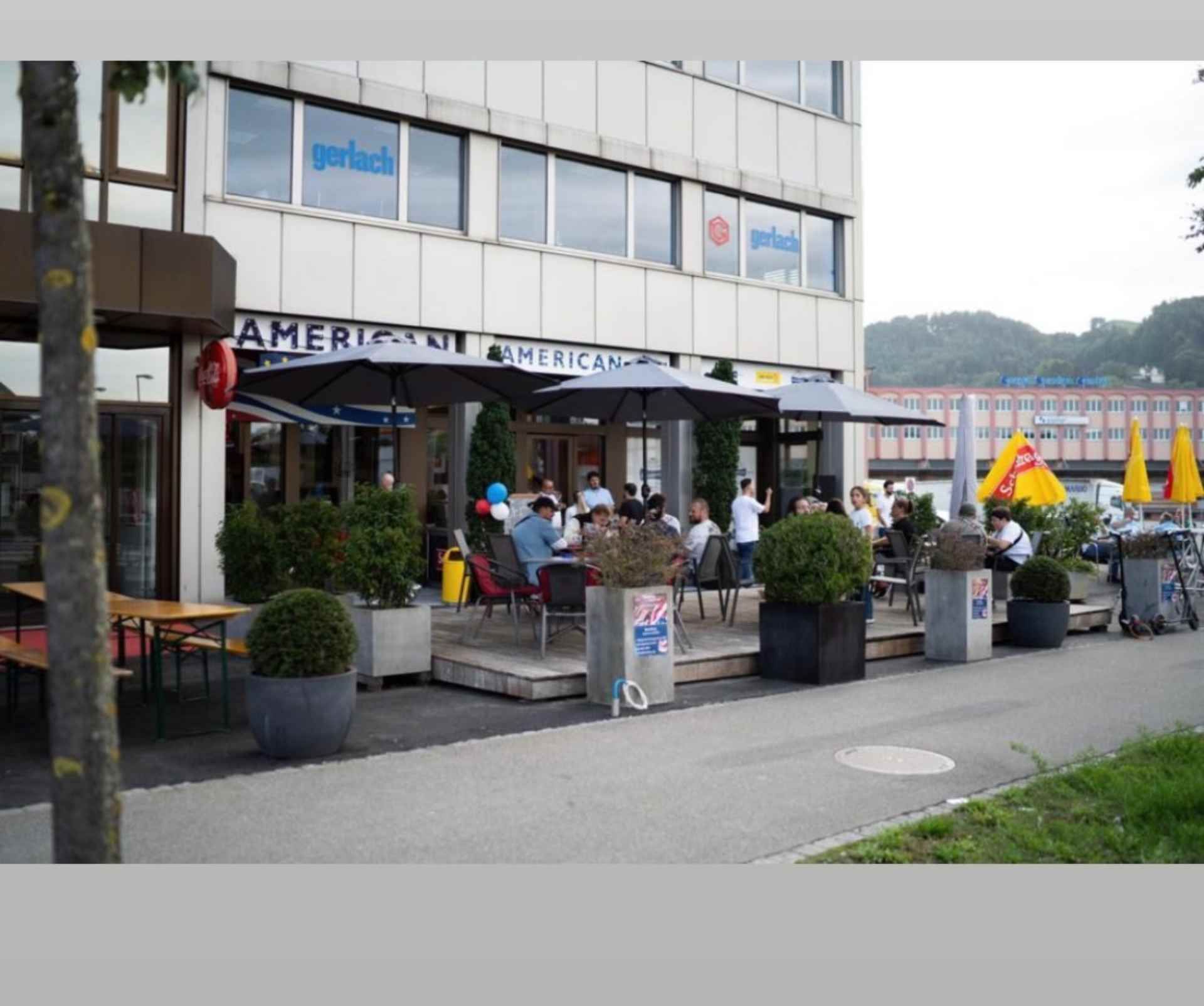 Ein Diner mit Tischen und Stühlen und einem Schild mit der Aufschrift „Big Als Drive In“