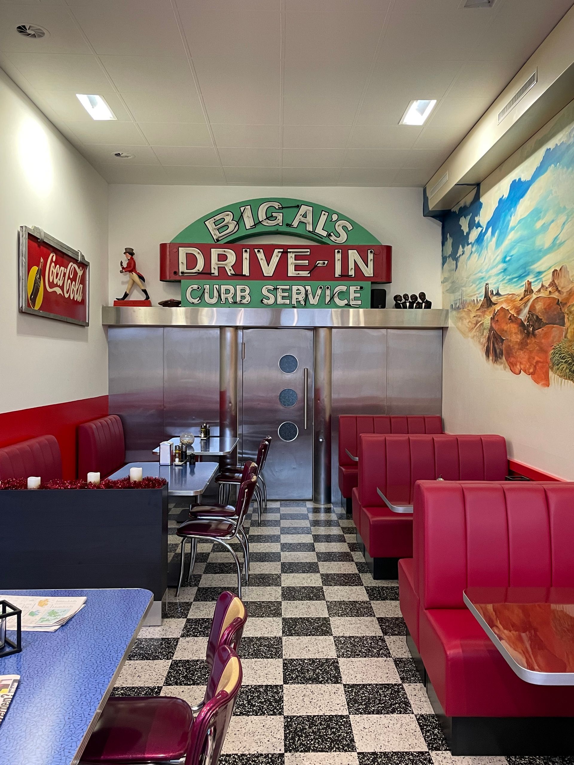 Ein Diner mit kariertem Boden und langer Theke.