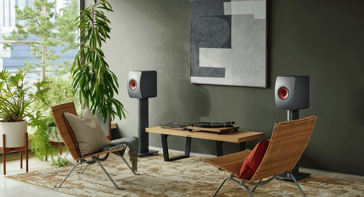 Focus sur des enceintes hi-fi et une platine vinyle