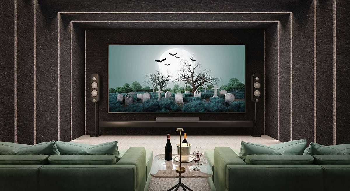Salle de cinéma privée avec un système sonore et des canapés verts