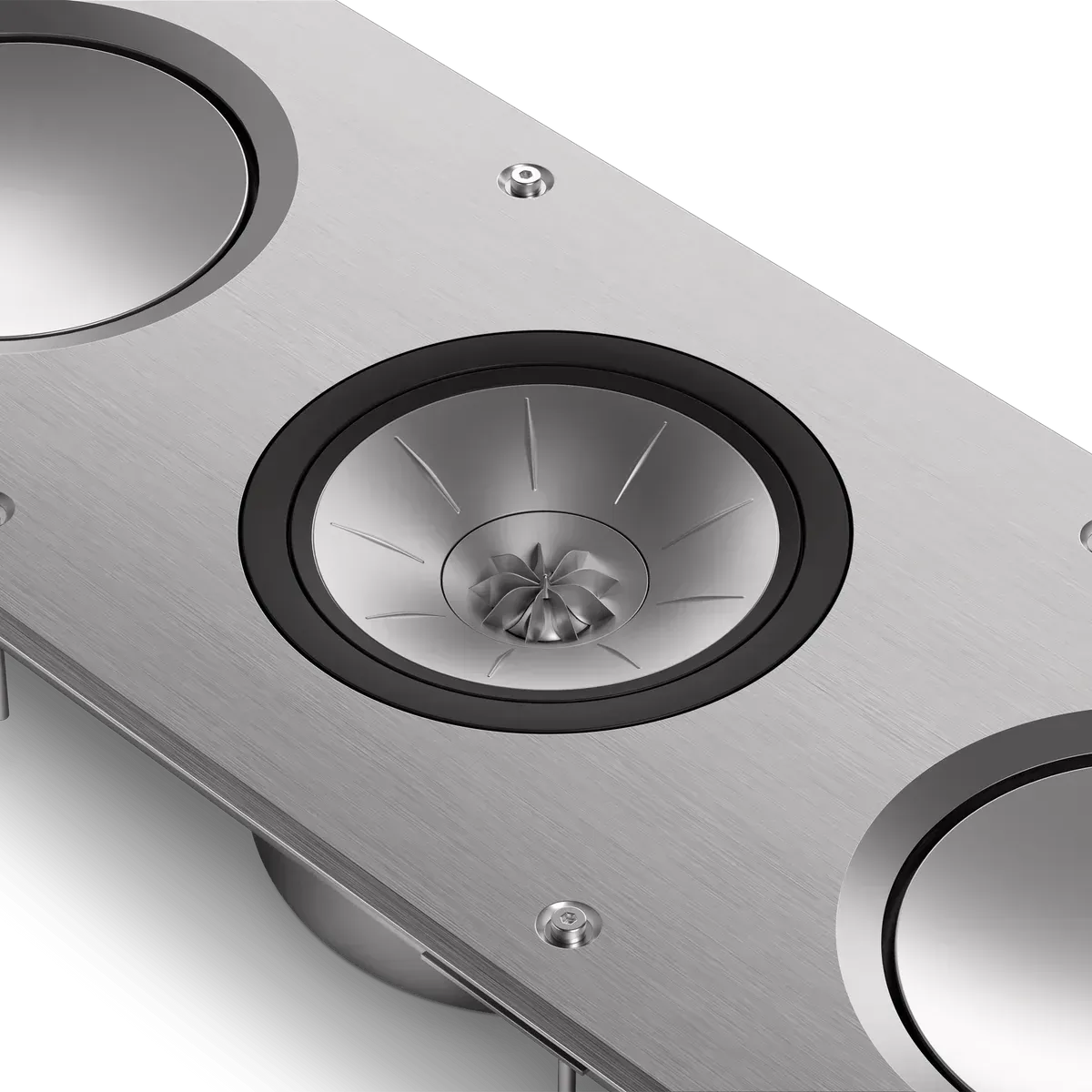 Hiomme qui regarde un vinyle en écoutant de la musique
