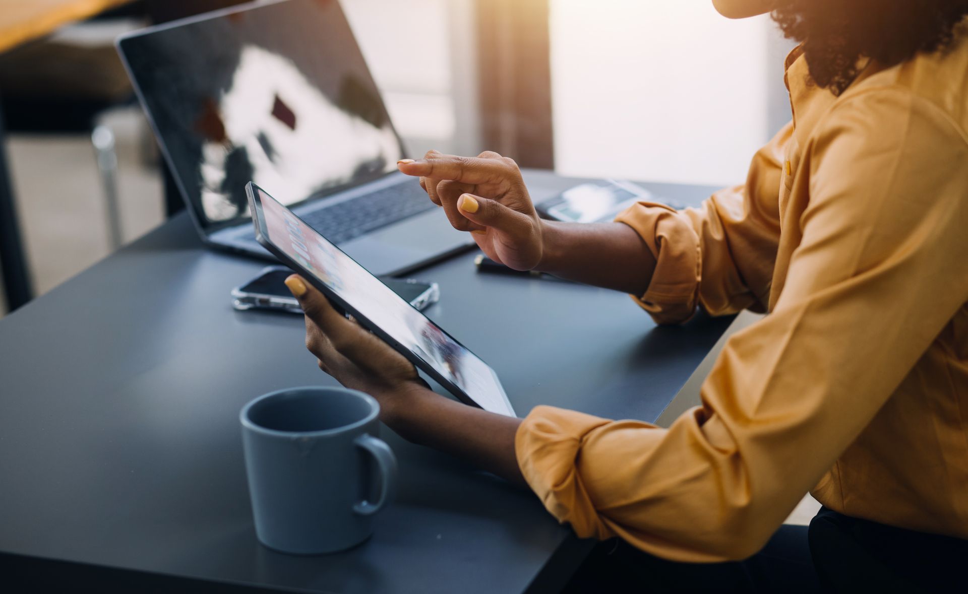 Assistant d'entreprise travaillant sur une tablette