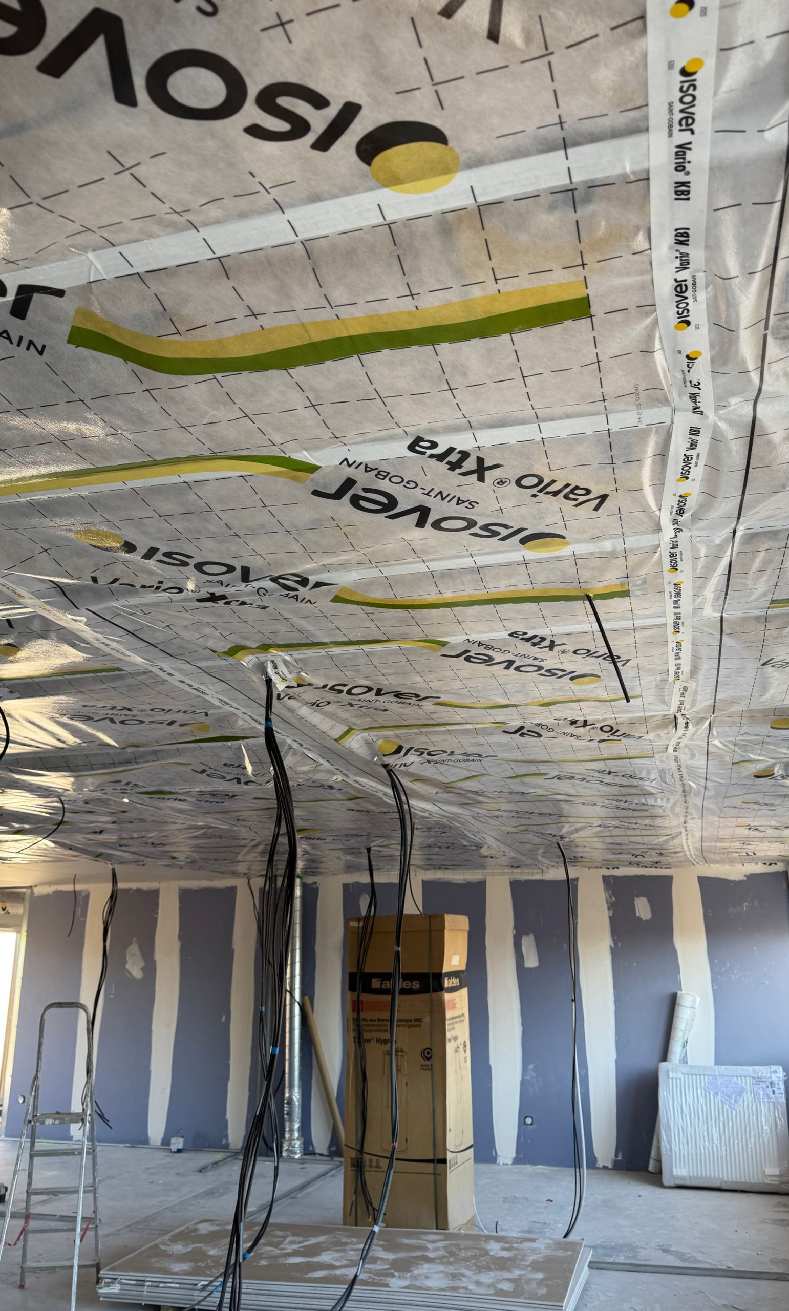 Pièce inachevée avec isolation du plafond apparente.