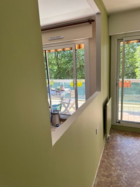 Mur peint en vert pistache avec emplacement verrière