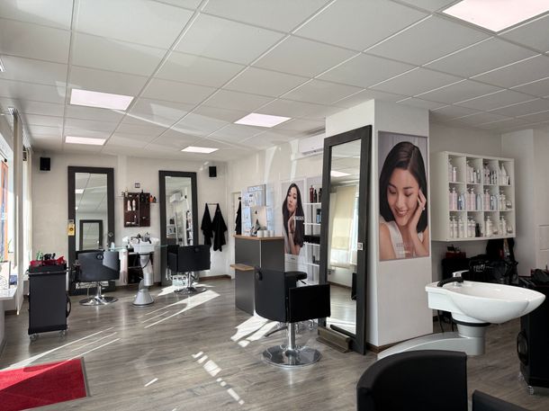 Willkommen bei CARINTHIA friseur
Mehr als ein Friseurbesuch – ein Ort zum Wohlfühlen. Modernes Ambiente, persönliche Beratung und perfektes Handwerk sorgen für ein Erlebnis, bei dem Sie im Mittelpunkt stehen. Lehnen Sie sich zurück und genießen Sie Ihre Auszeit.