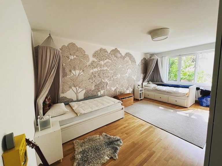 Ein Schlafzimmer mit zwei Betten und einem Himmelbett