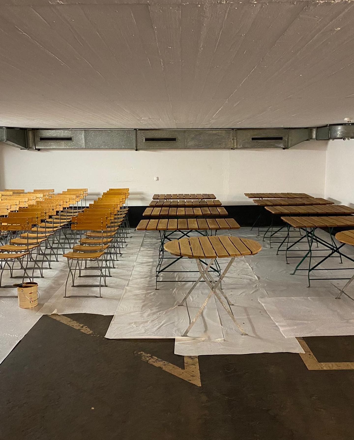 Ein Raum mit vielen Tischen und Stühlen