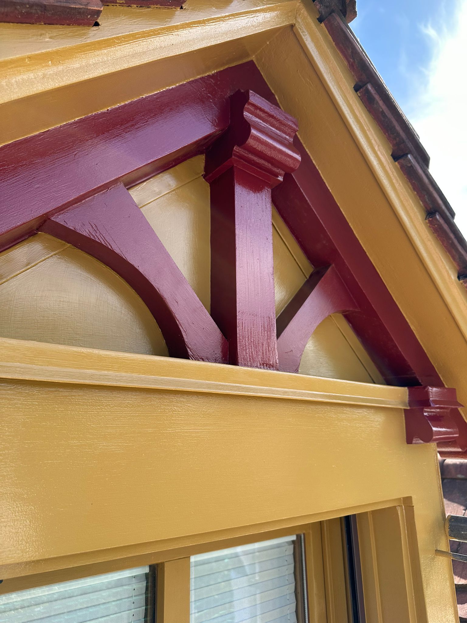 Eine Nahaufnahme eines rot-gelben Gebäudes mit einem Fenster.