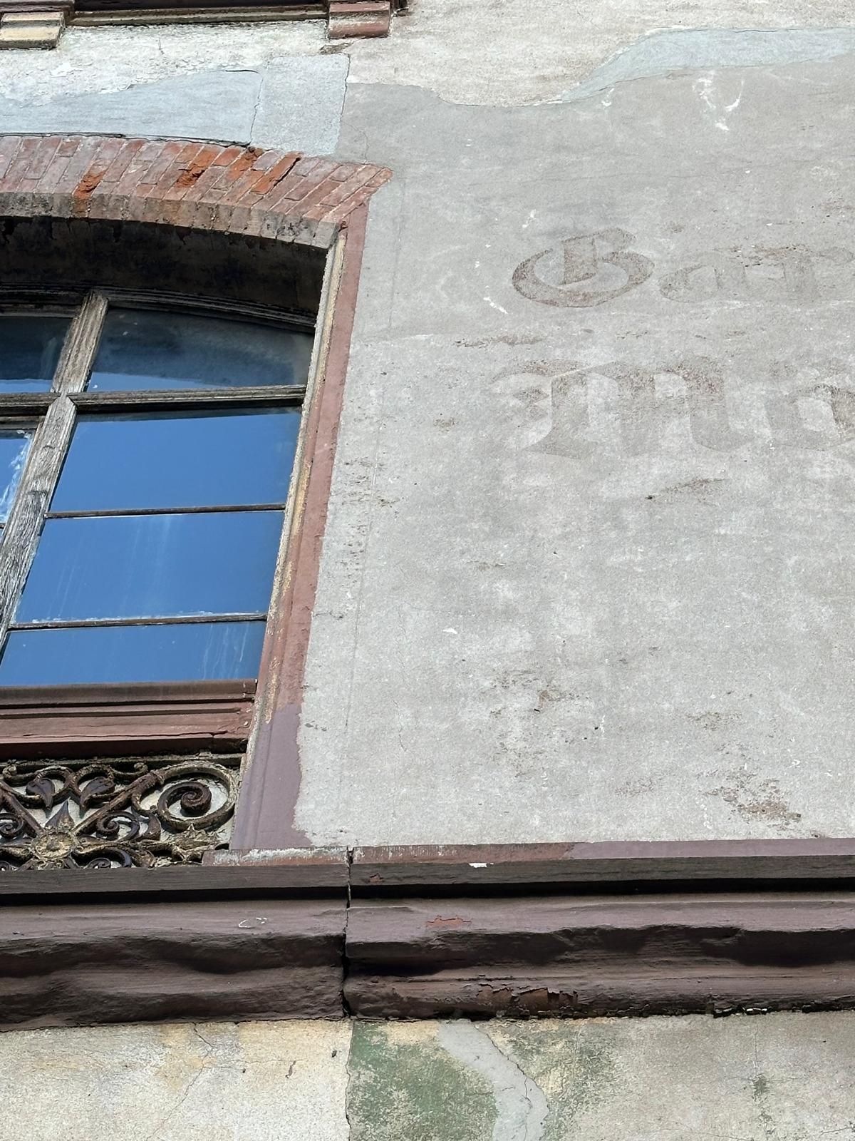 Ein Fenster an der Seite eines Gebäudes mit der Aufschrift „Polizei“
