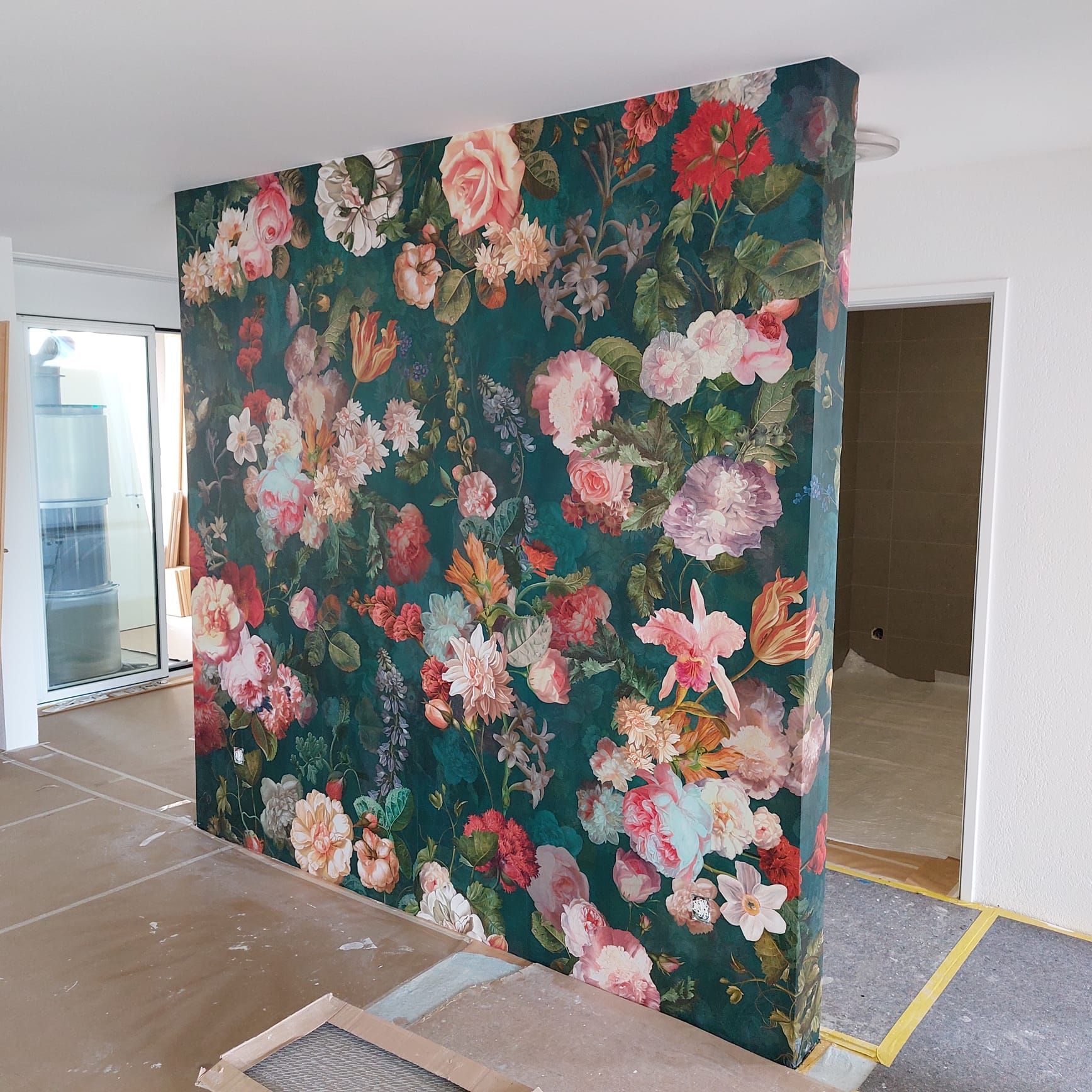 Eine Wand mit einem großen Blumenmuster darauf