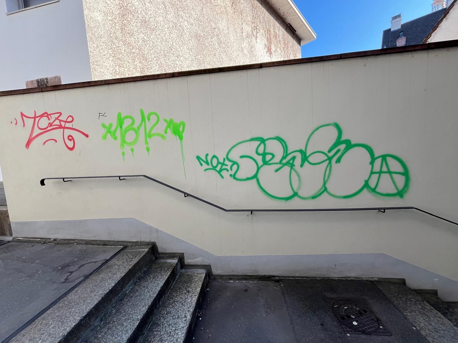 Eine weiße Wand mit grünen und roten Graffiti darauf