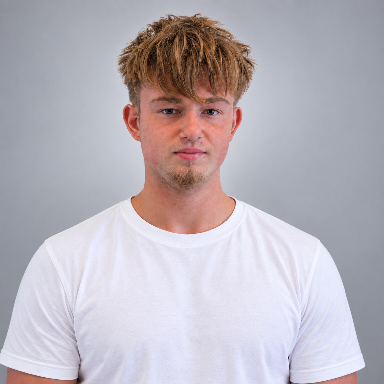 Ein Mann mit einem grauen Kapuzenpullover lächelt in die Kamera.