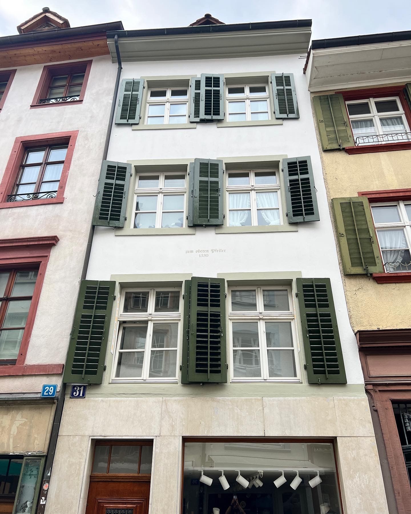 Ein weißes Gebäude mit grünen Fensterläden