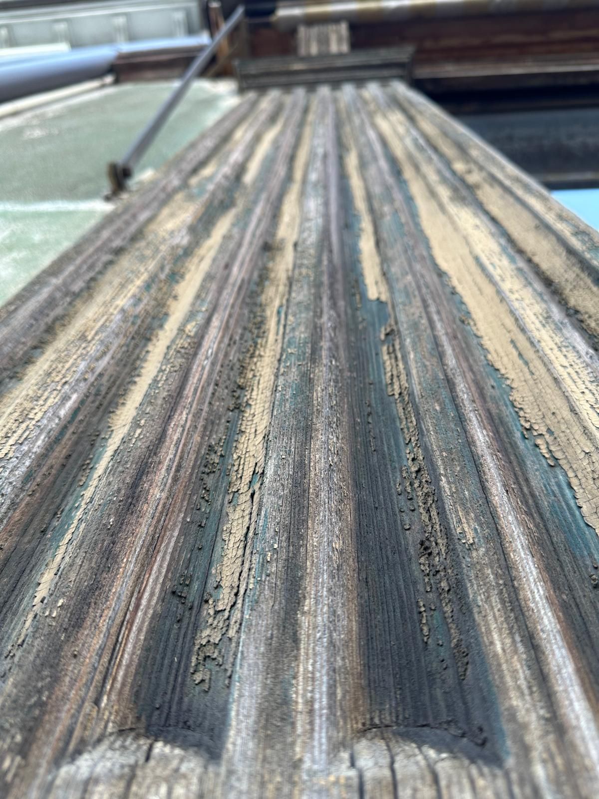 Eine Nahaufnahme eines Holzstücks, das auf einem Tisch liegt.