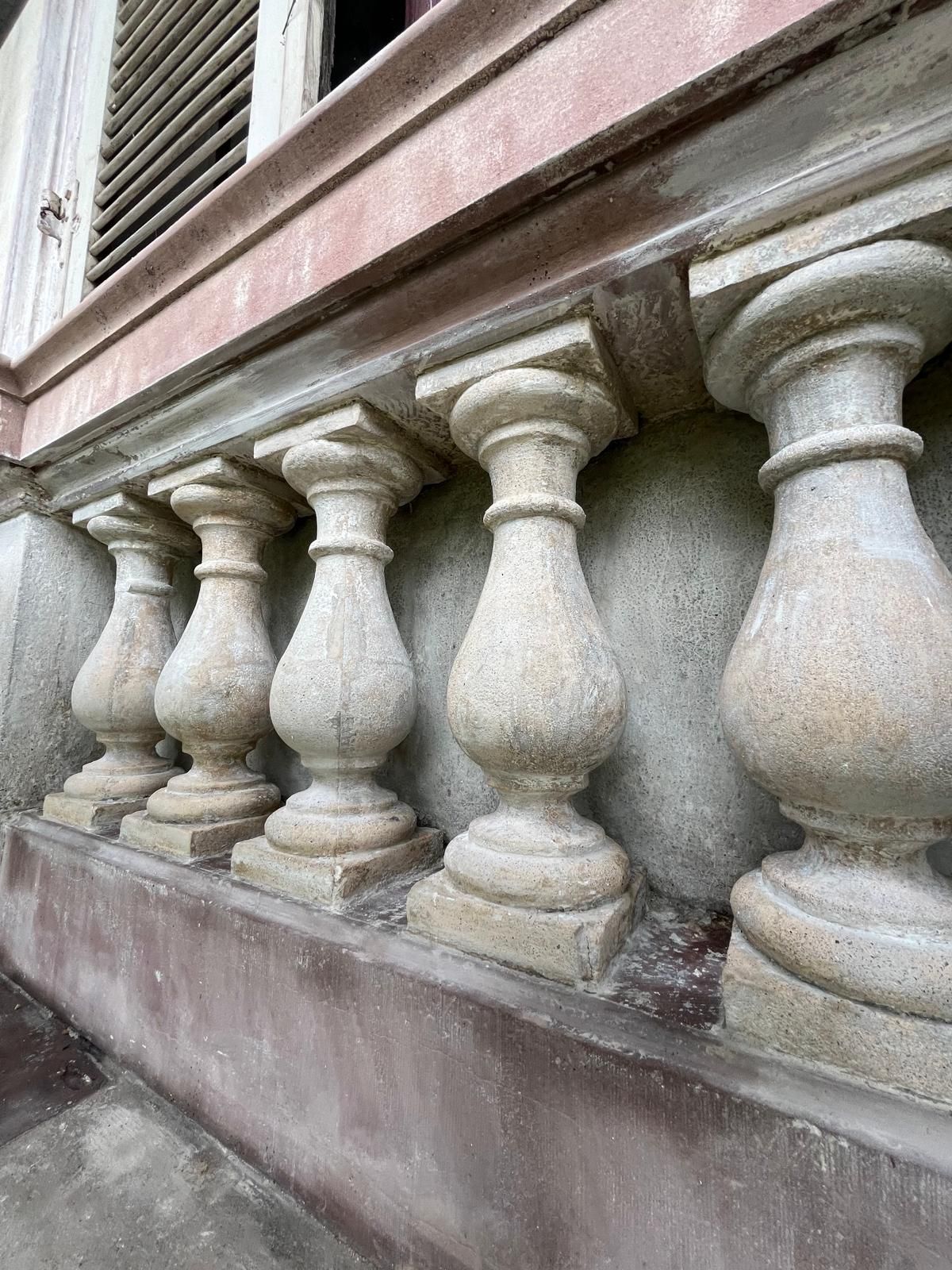 Eine Reihe von Steinbalustraden an der Seite eines Gebäudes.
