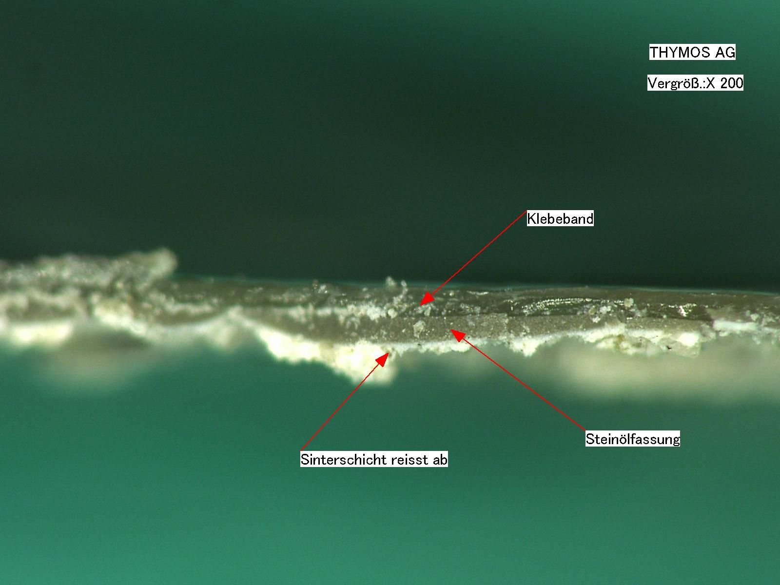 Eine Nahaufnahme eines Drahtes mit Beschriftungen unter einem Mikroskop.