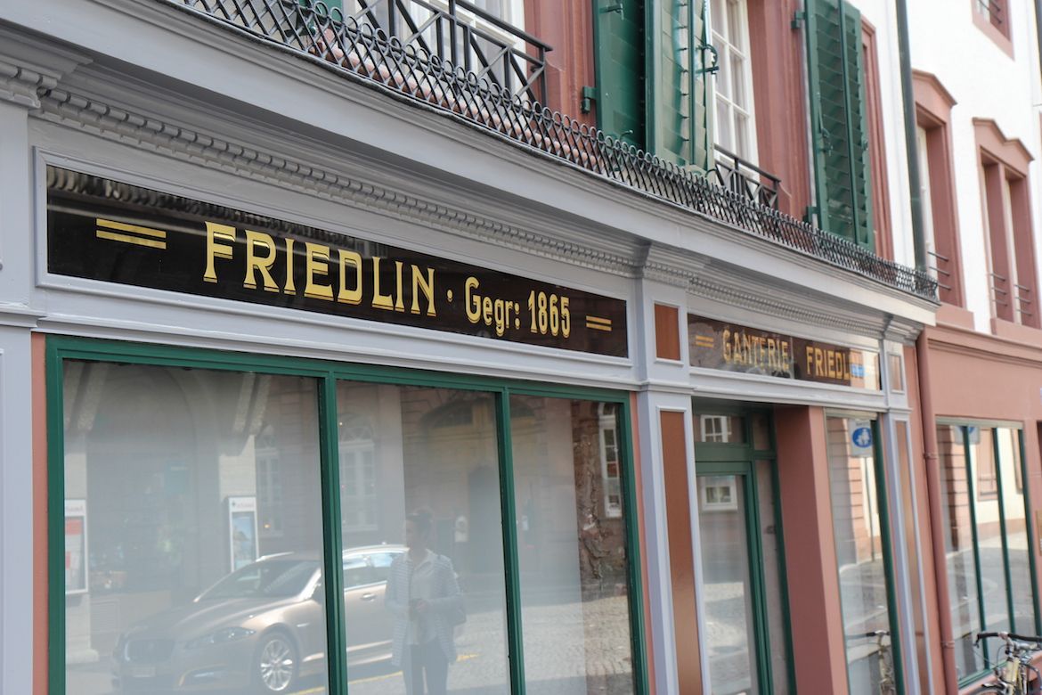 Ein Gebäude mit einem Schild mit der Aufschrift „Friedlin“