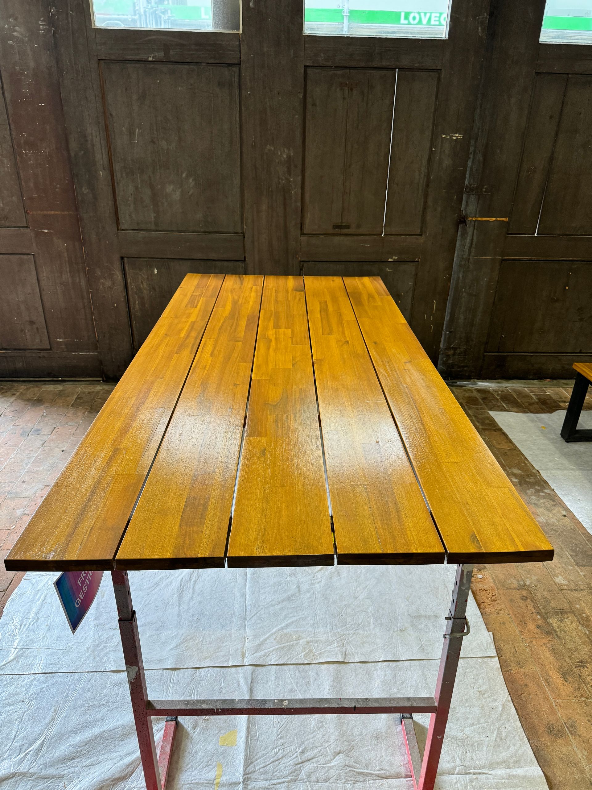 Ein Holztisch steht vor einer Holztür