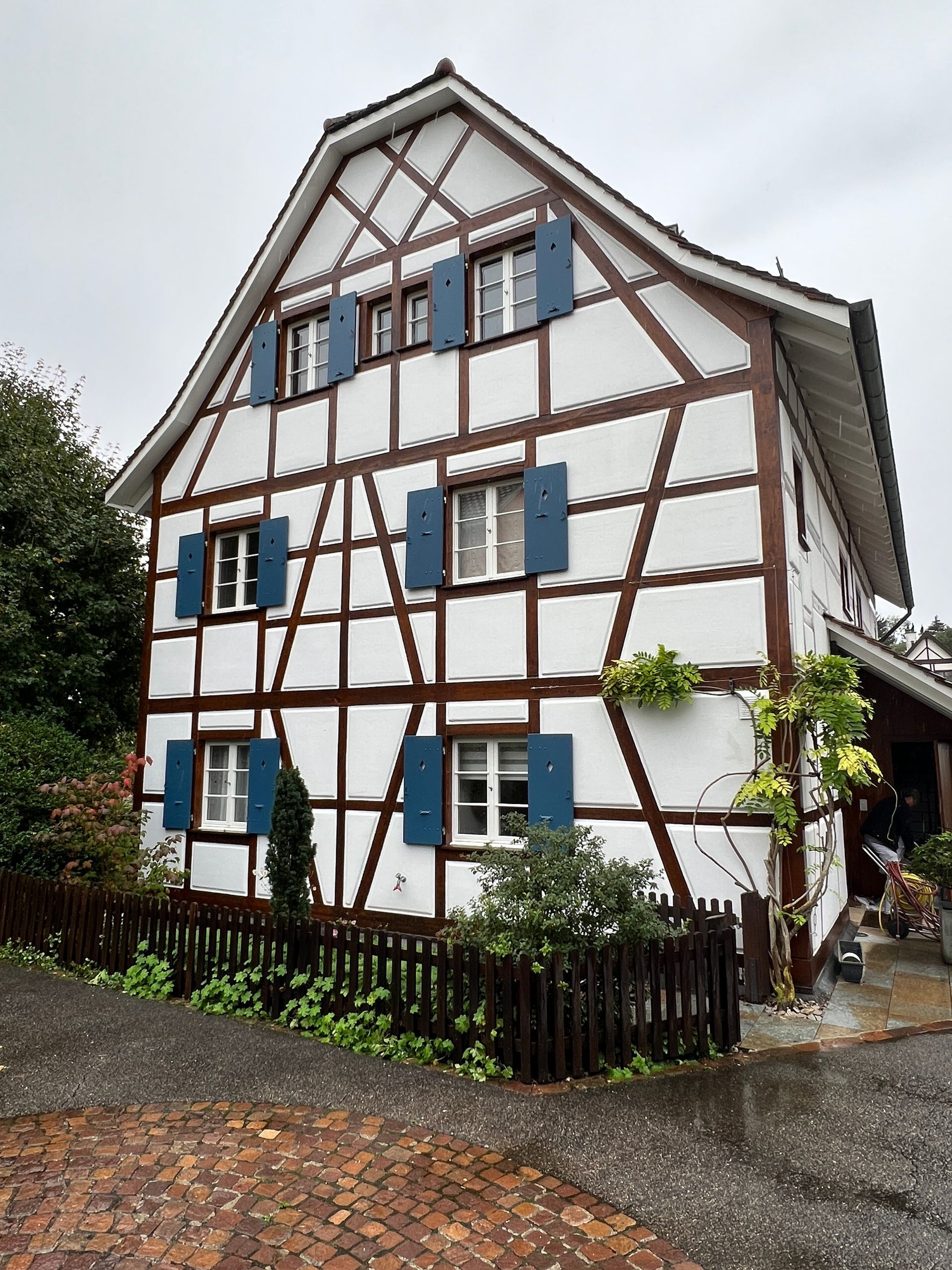 Ein weißes Haus mit blauen Fensterläden