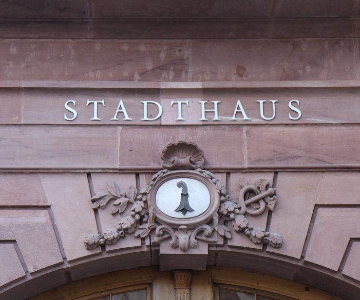 Ein Gebäude mit dem Wort Stadthaus darauf