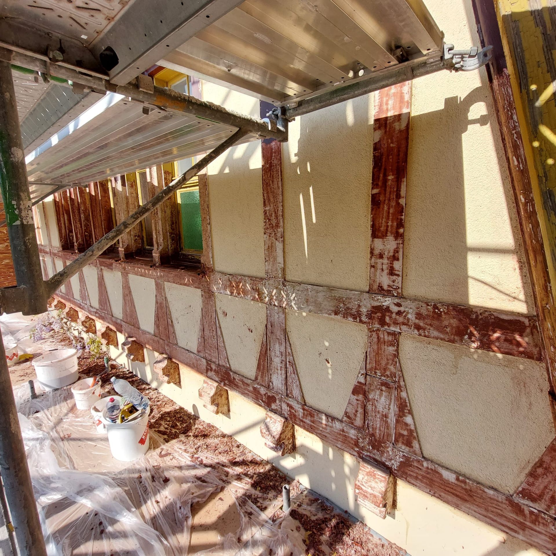 Eine Wand, die mit Farbeimern gestrichen wird