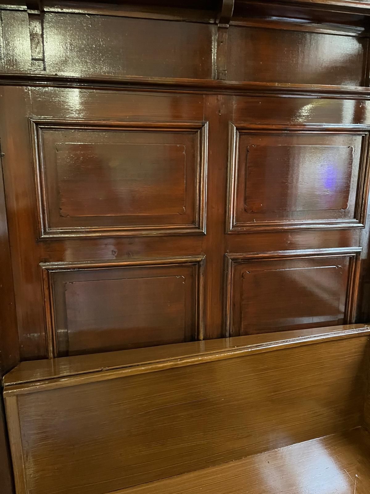 Eine Nahaufnahme einer Holztür in einem Raum.