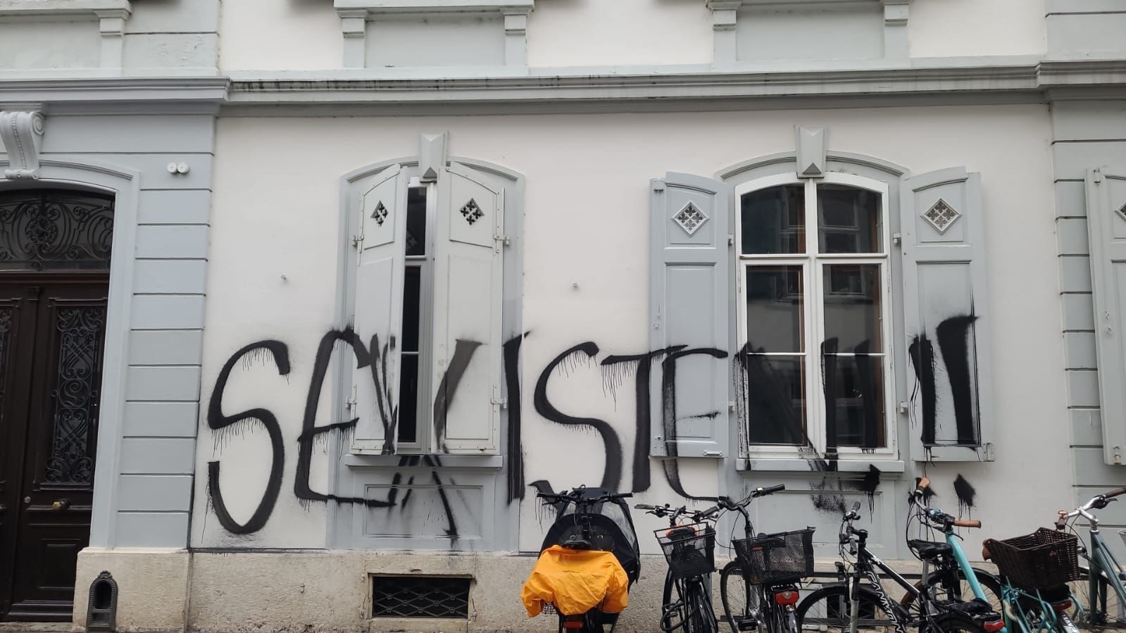 Ein Gebäude mit Graffiti an der Seite, auf dem „sexistisch“ steht