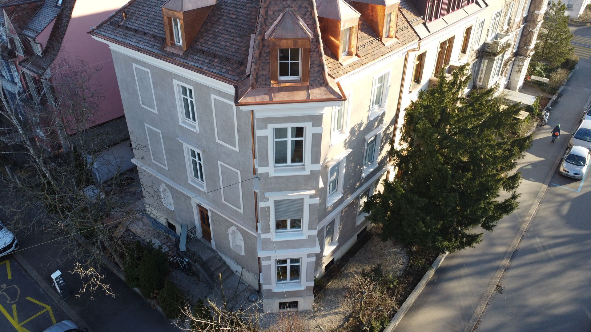 Eine Luftaufnahme eines Gebäudes mit einem Kupferdach