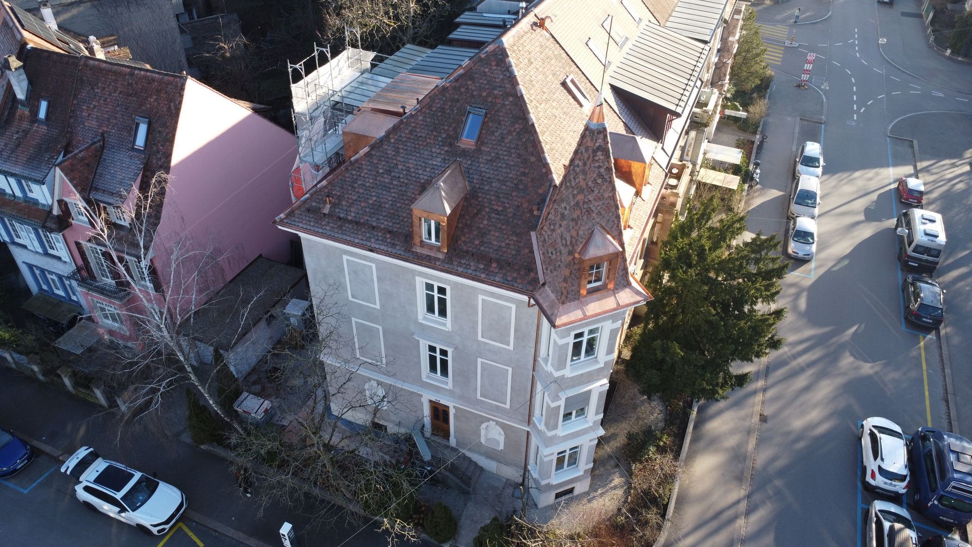 Eine Luftaufnahme eines Gebäudes mit davor geparkten Autos