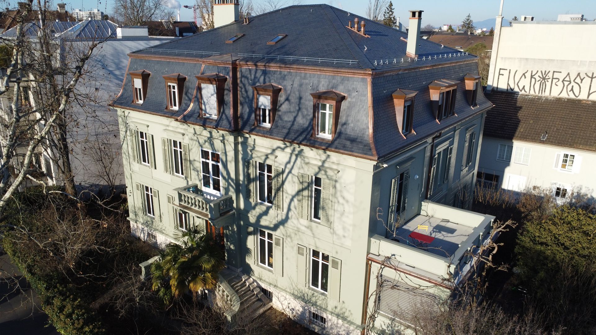 Eine Luftaufnahme eines großen Gebäudes mit einem Kupferdach