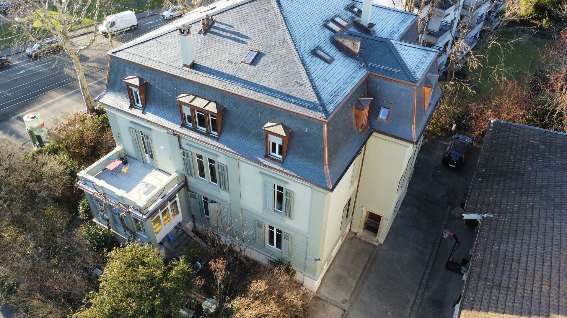 Eine Luftaufnahme eines großen Gebäudes mit einem blauen Dach