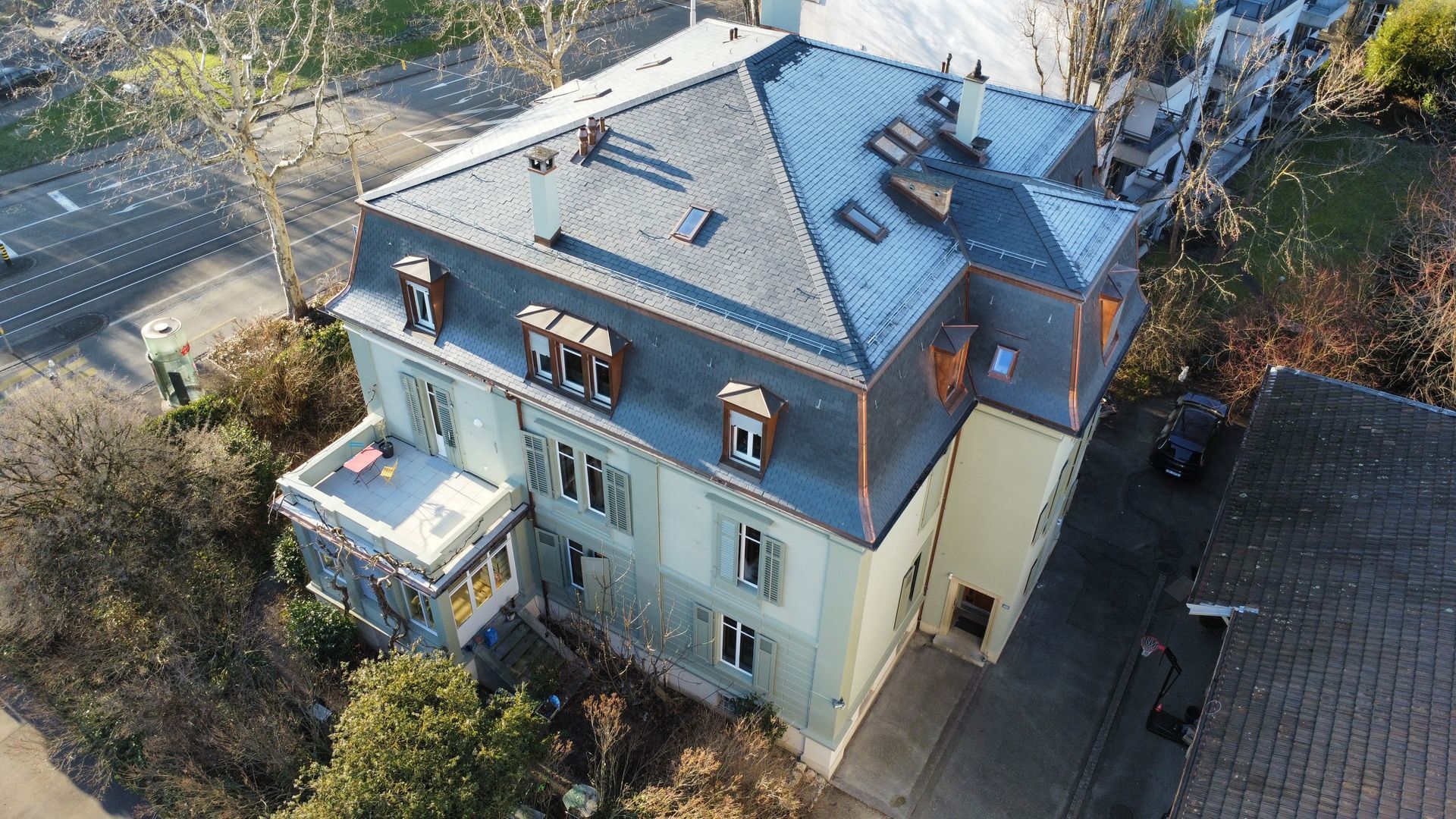 Eine Luftaufnahme eines großen Hauses mit einem blauen Dach.