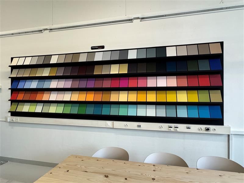 Eine Wand mit vielen bunten Quadraten darauf