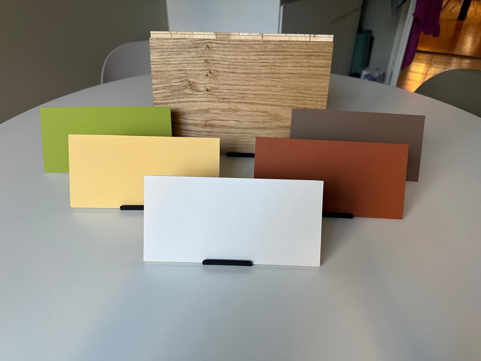 Ein Tisch mit einem Stapel Tischkarten darauf