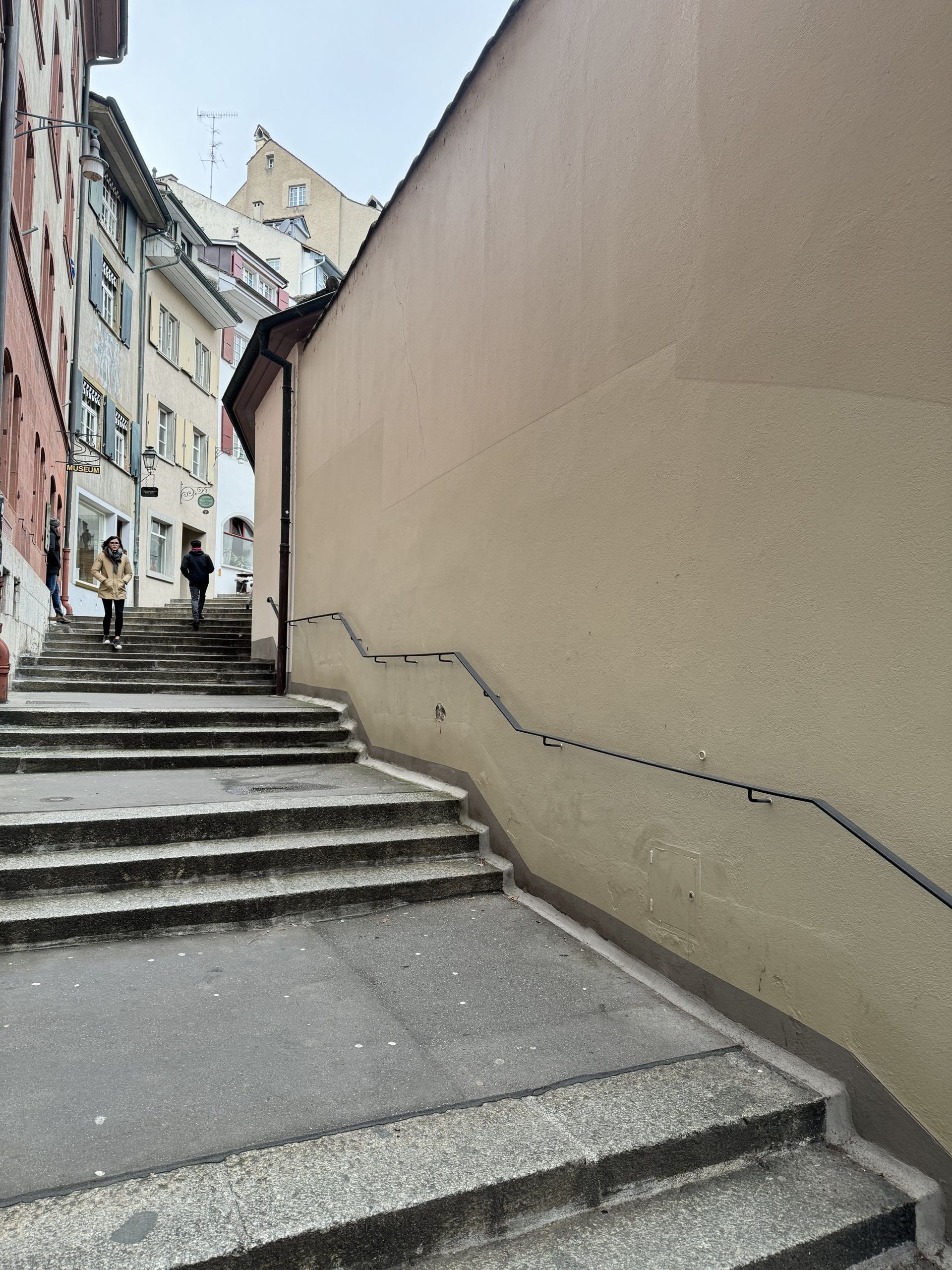 Eine Treppe, die zu einem Gebäude hinaufführt