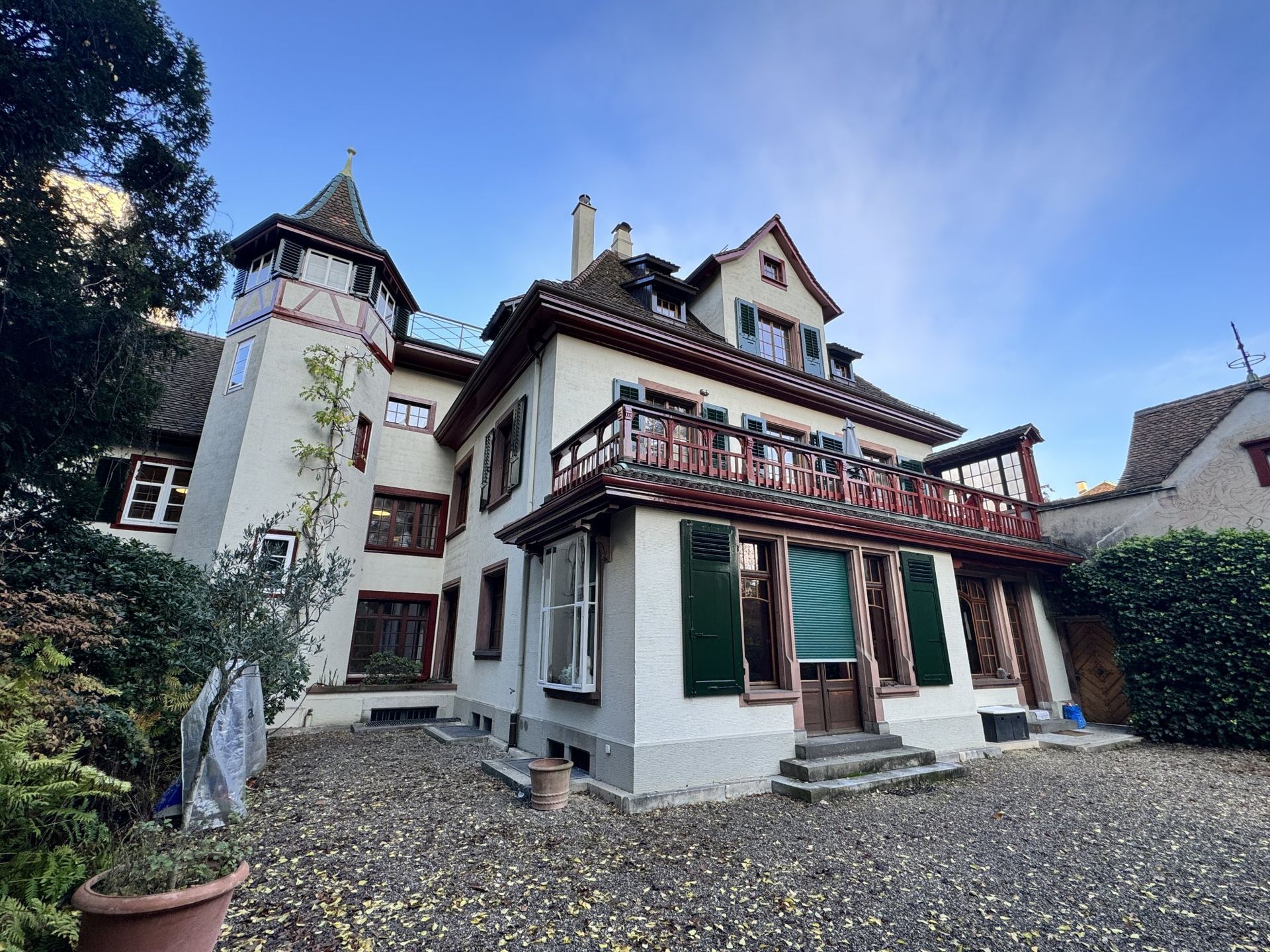 Ein großes weißes Haus mit einem Turm darauf.