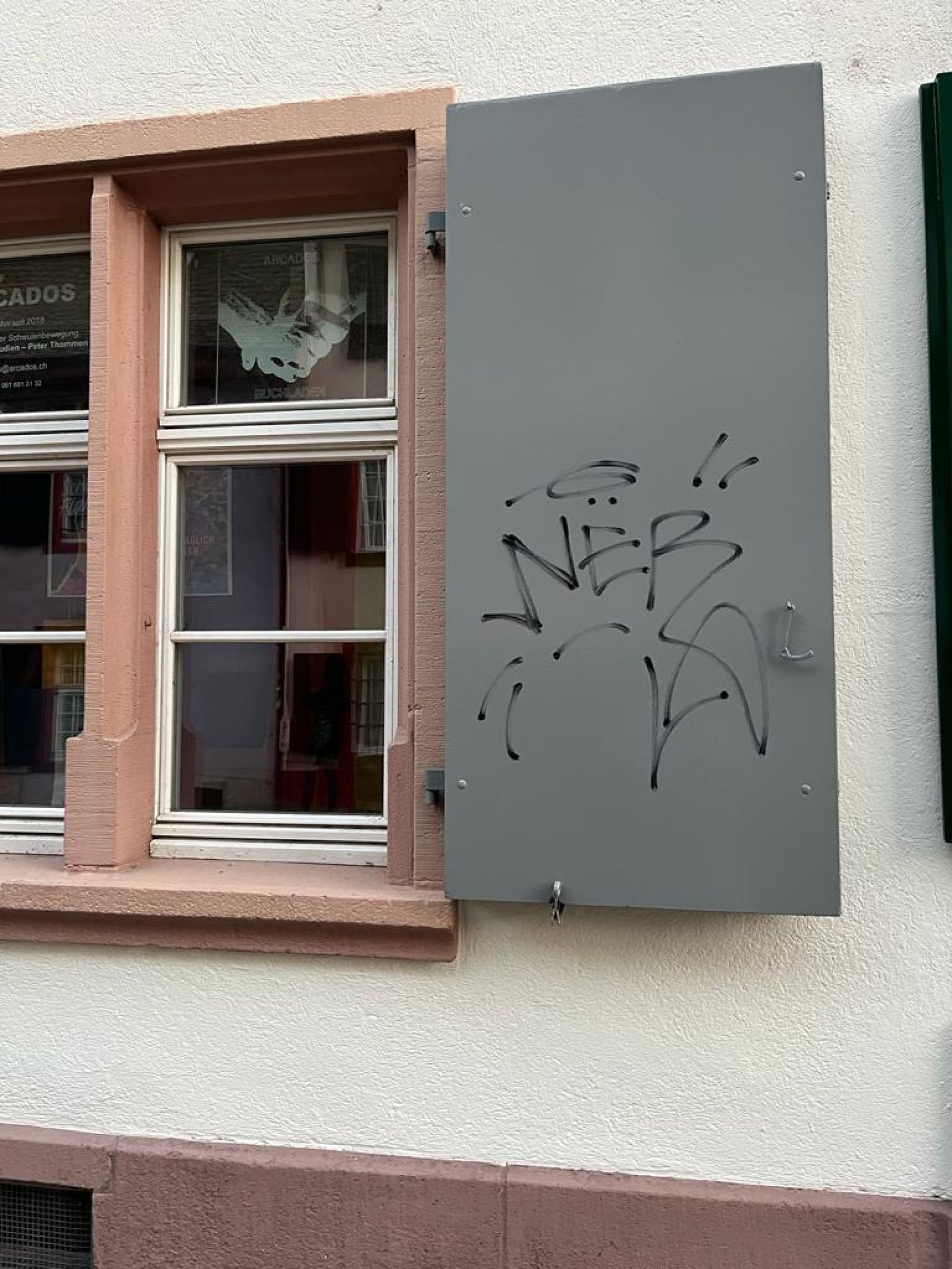 Ein Fenster mit Graffiti darauf, auf dem np steht